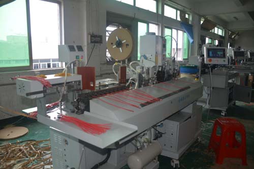 全自動(dòng)單頭打端穿塑殼端子機(jī)
